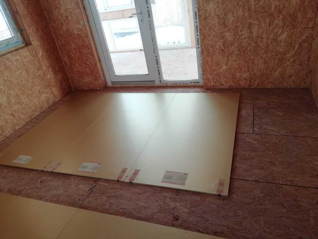 Монтаж теплого пола в доме из СИП панелей с помощью электрических нагревательных панелей Хотпанел.