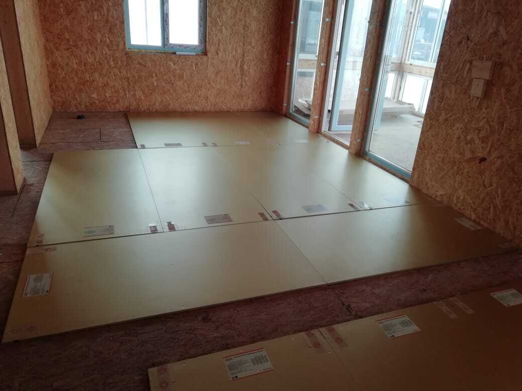 Монтаж теплого пола в доме из СИП панелей с помощью электрических нагревательных панелей Хотпанел.