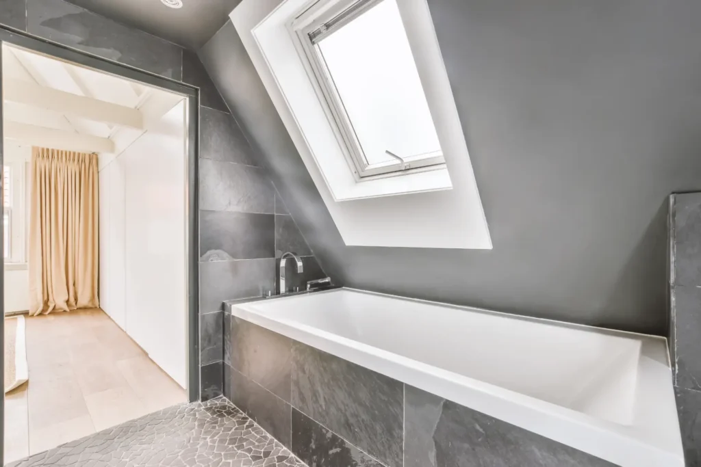 Если вы предусмотрели окна в санузле — это большой плюс