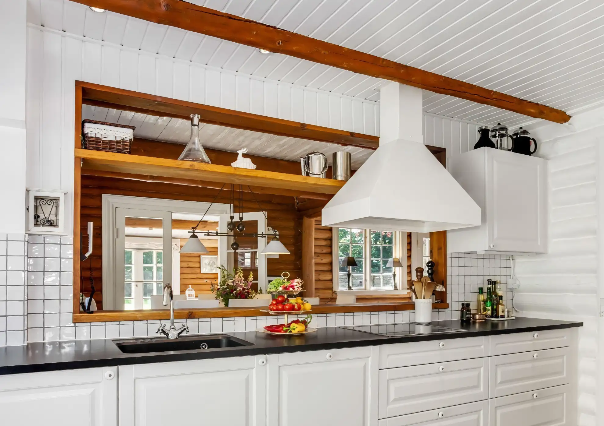 Вытяжка в деревянной кухне