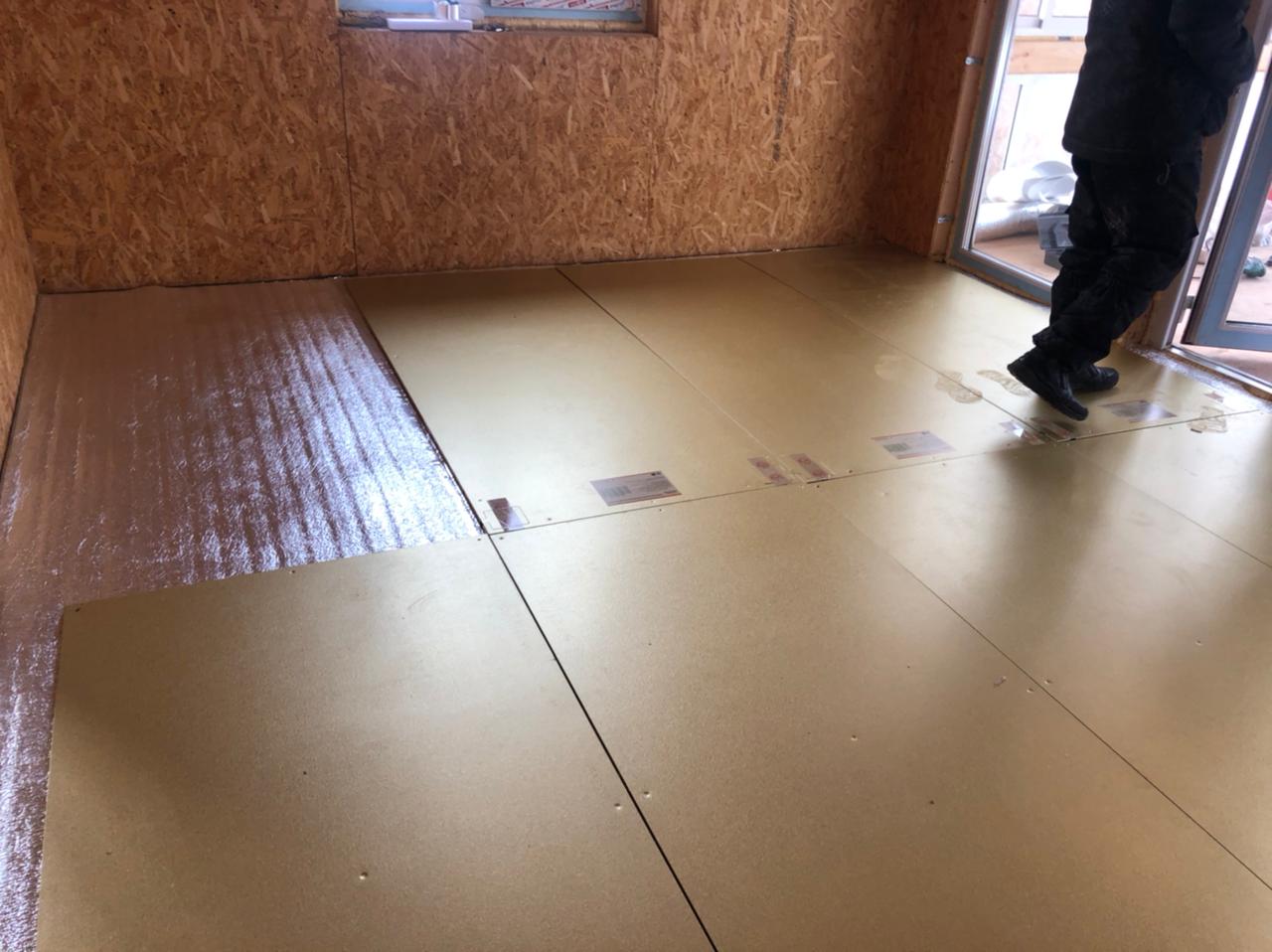 Продолжение монтажа теплого пола в доме из СИП-панелей с помощью электрических нагревательных панелей Хотпанел.