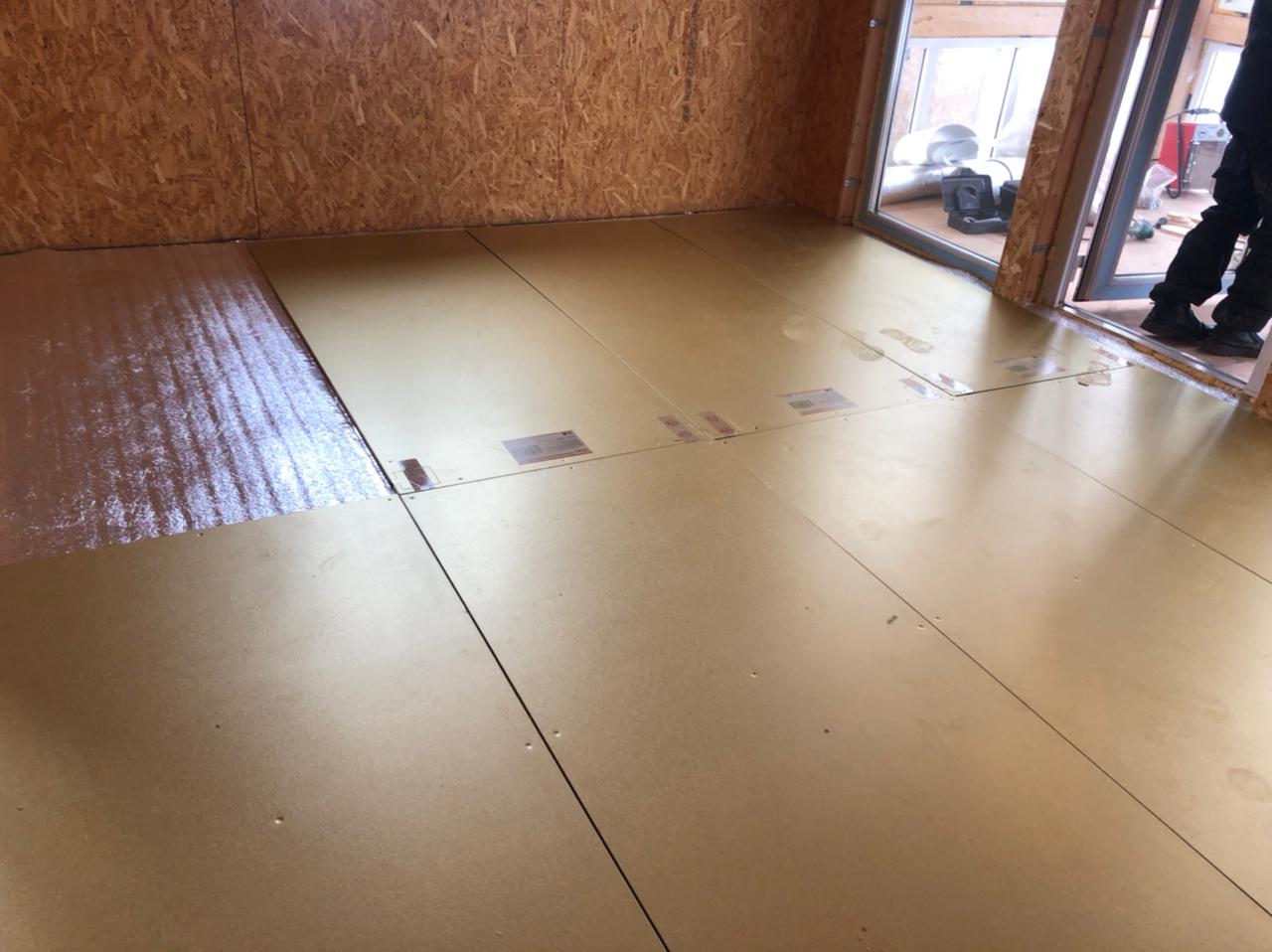 Продолжение монтажа теплого пола в доме из СИП-панелей с помощью электрических нагревательных панелей Хотпанел.