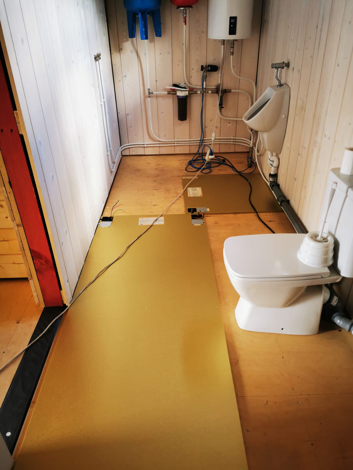 Отопление санузла в доме из бруса.