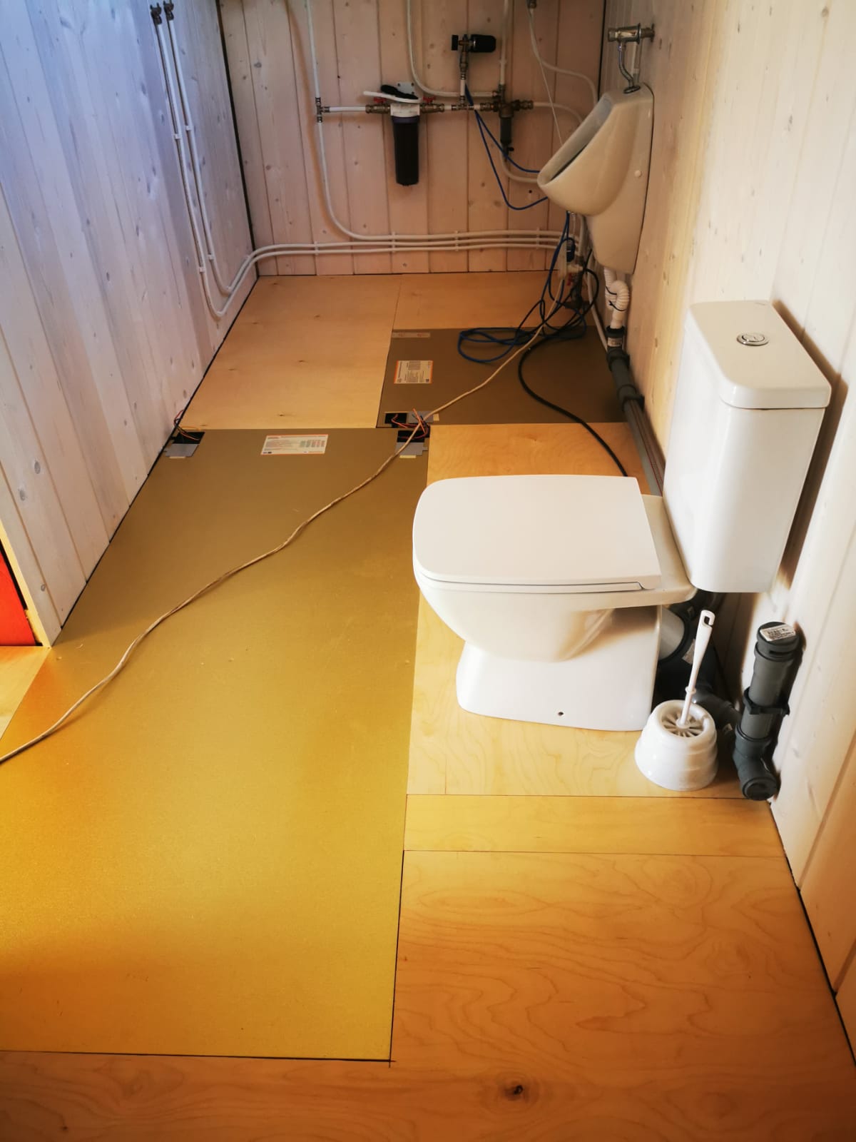 Отопление санузла в доме из бруса.