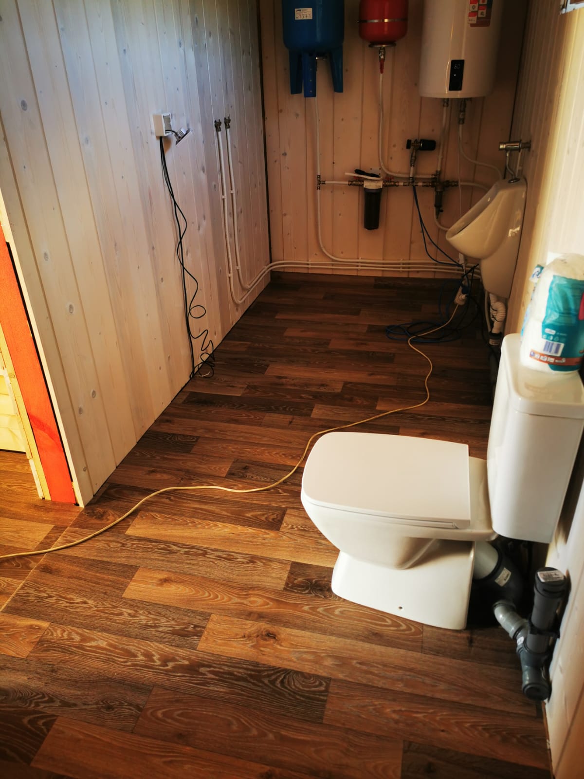 Отопление санузла в доме из бруса.